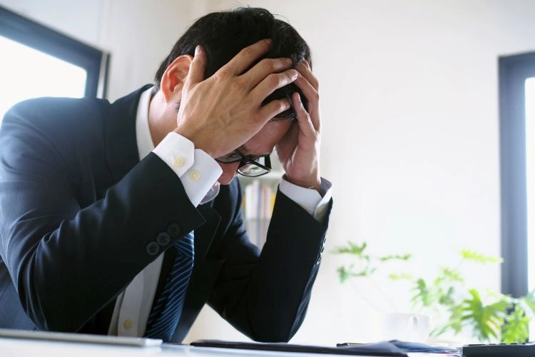 Homme déçu au travail