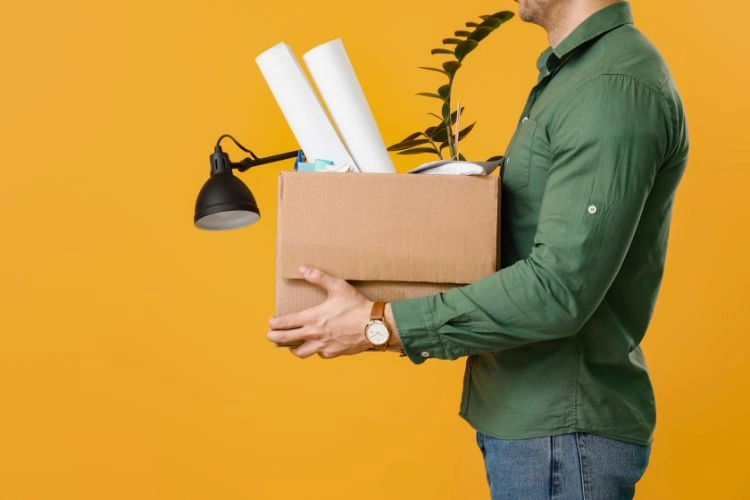 Personne renvoyée de son travail avec son carton d'affaires