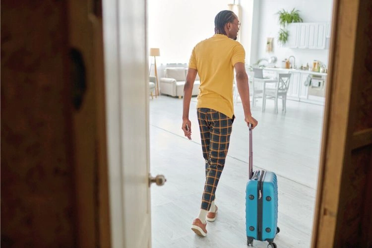 Homme allant en vacances