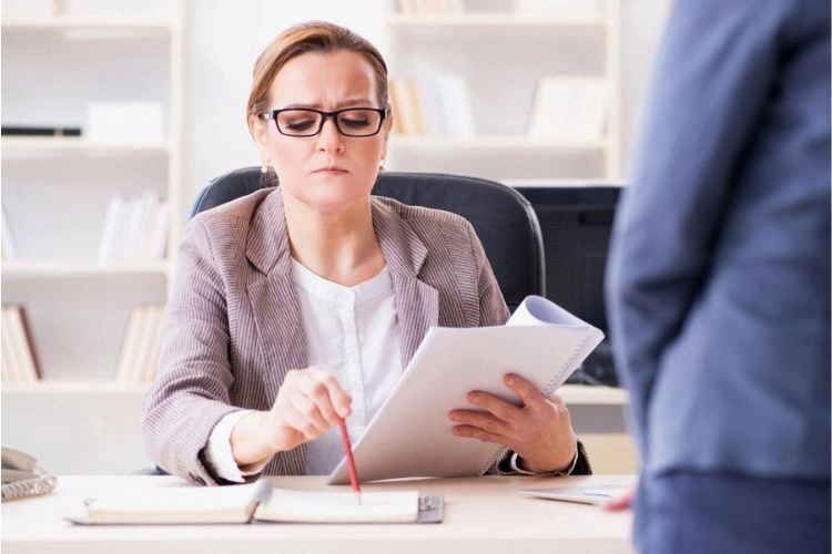 Femme avec son employé dans son bureau