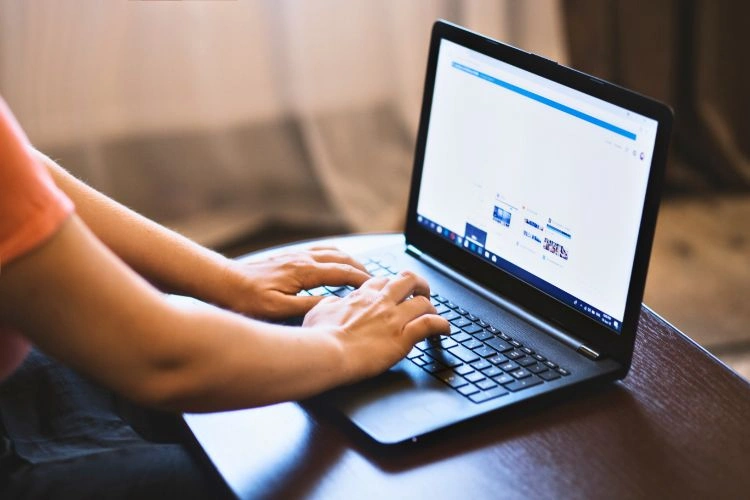 Personne faisant une recherche d'emploi
