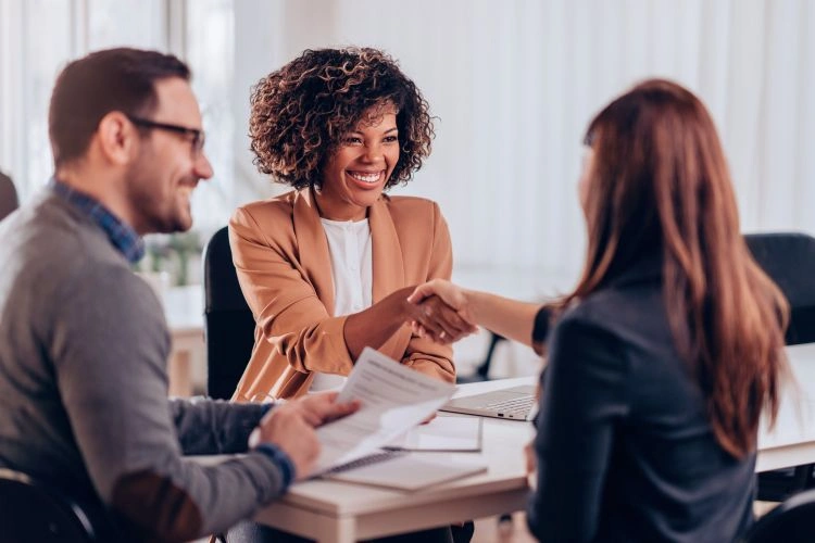 Personne venant de décrocher son nouveau job