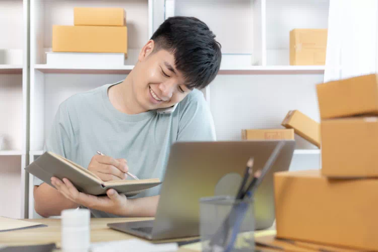 Vendeur qui reçoit une commande