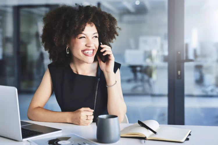 Agent faisant un appel a un prospect