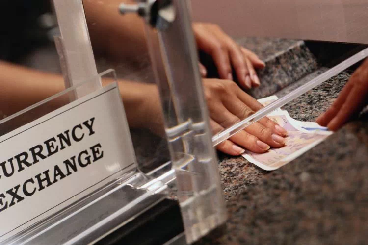 Personne changeant de l'argent dans un bureau de change