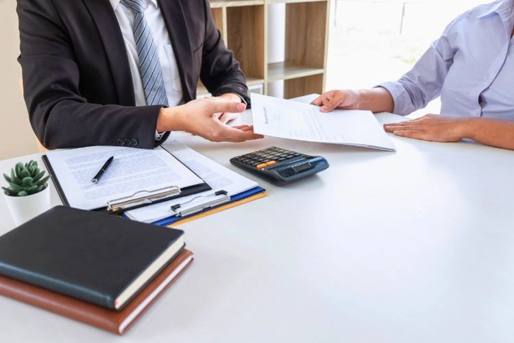 Personne en train de contester son licenciement