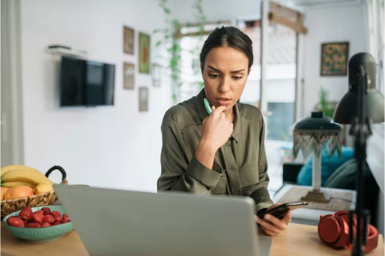 Femme cherchant du travail en ligne