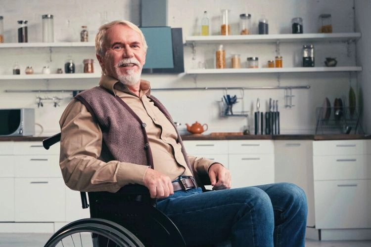 Homme d'âge mûr dans sa chaise roulante
