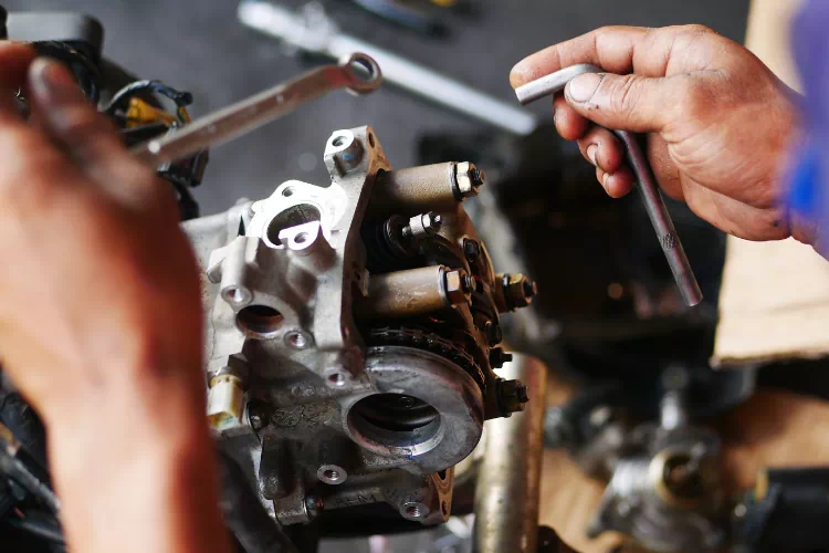 Ingénieur travaillant sur moteur d'un véhicule en F1