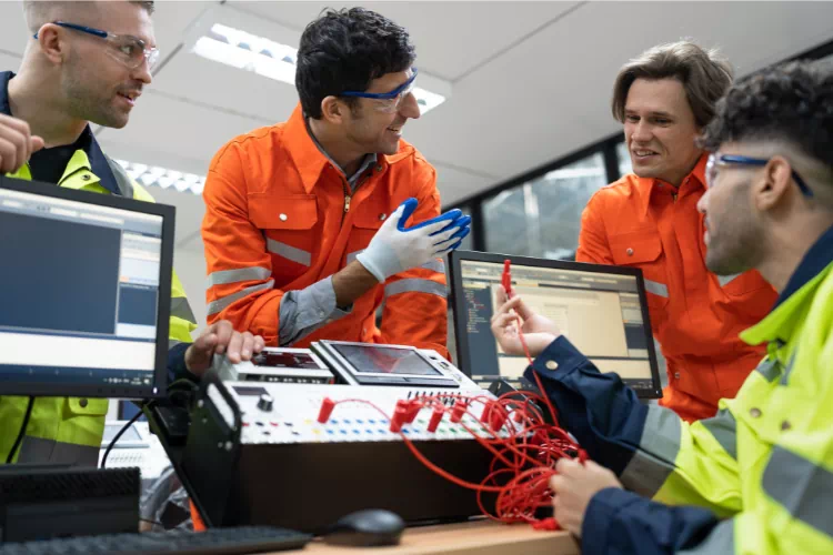 Ingénieurs F1 travaillant sur l'efficacité d'un véhicule