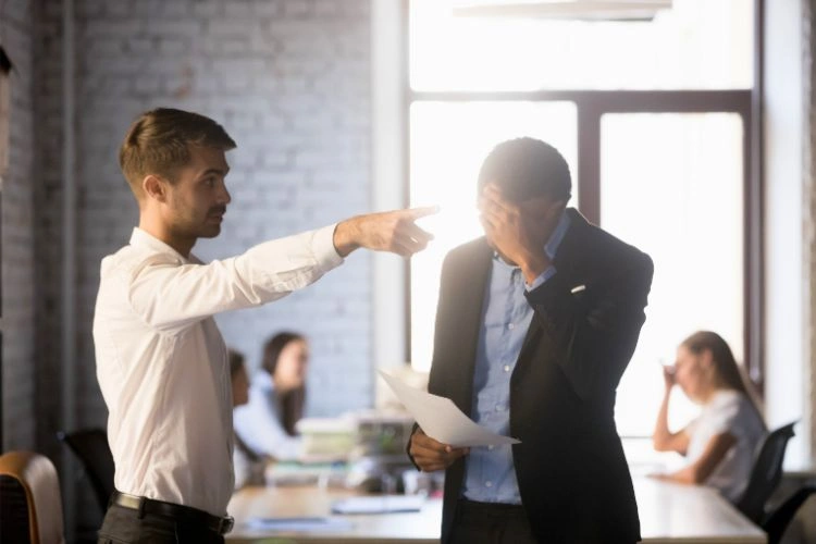 Personne vivant un licenciement abusif