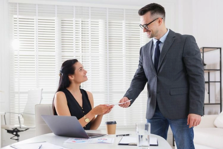 Salarié à son travail et cumulant assez d'heures pour prétendre à la prime d'activité