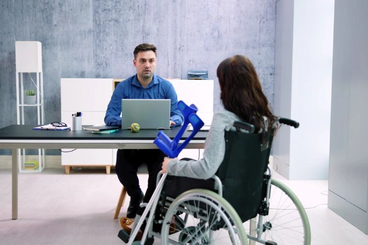 Travailleuse handicapée avec son patron