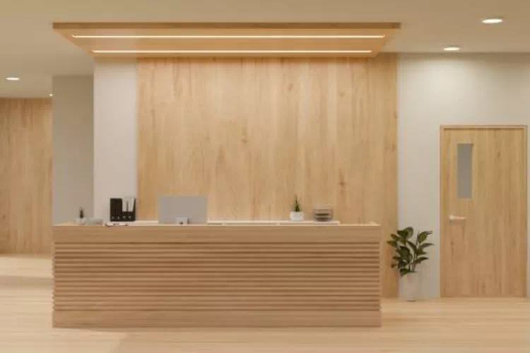 Belle banque d'accueil avec des meubles en bois