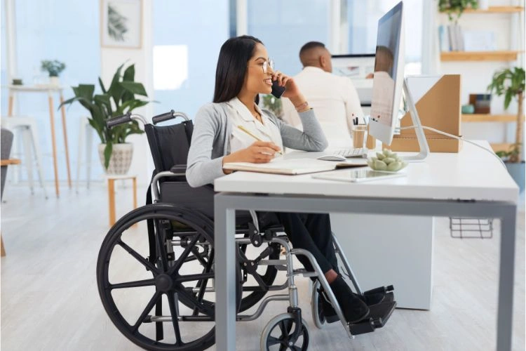 Femme handicapée dans son bureau