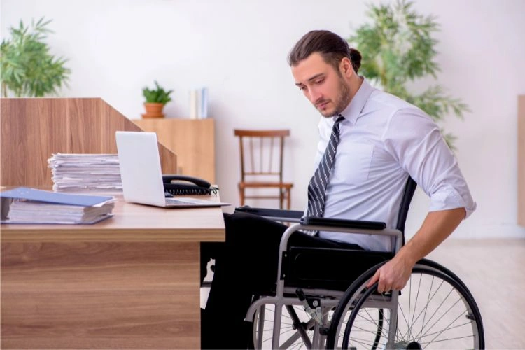 Homme en situation de handicap travaillant dans un bureau