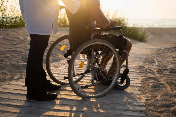 Personne conduisant un autre dans sa chaise roulante