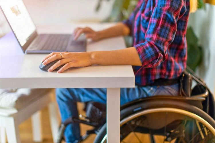 Femme handicapée sur son bureau