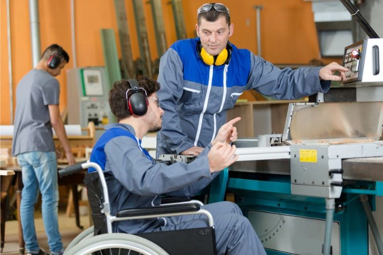 Travailleur handicapé d'usine