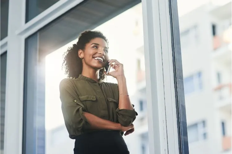 Jeune femme faisant de la relance commerciale