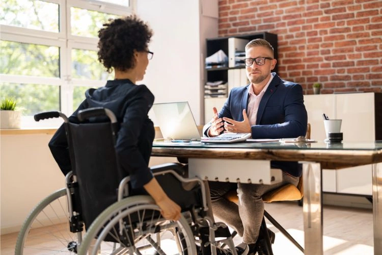 Homme en entretien avec son employé handicapé