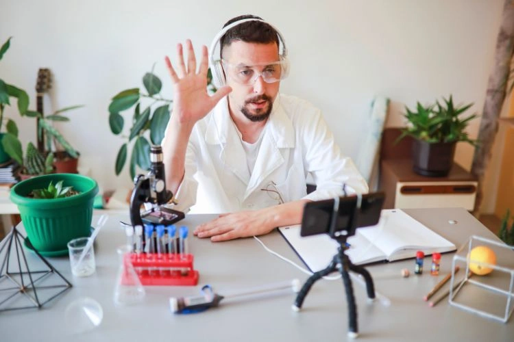Homme en pleine animation scientifique