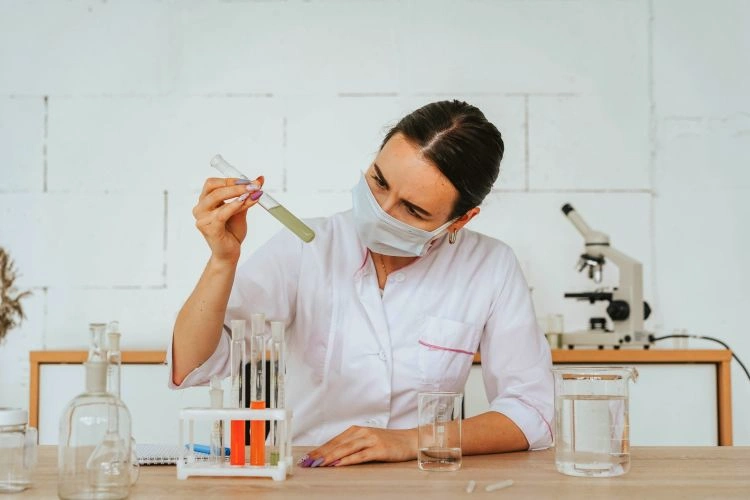 Femme en pleine expérience scientifique