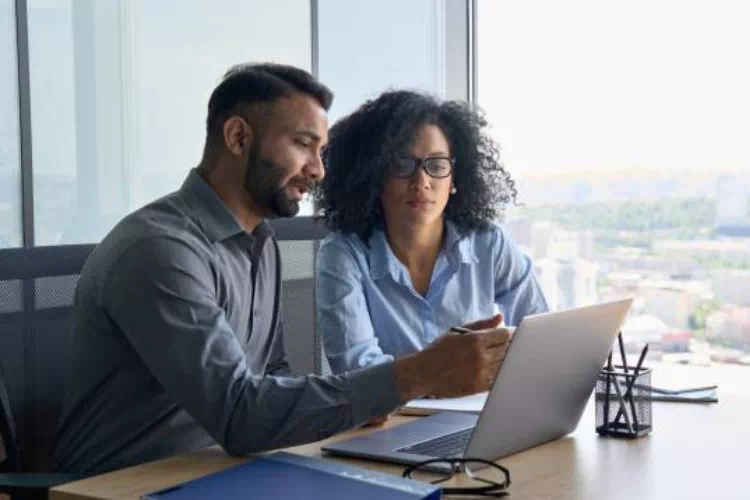 Expert comptable donnant des conseils