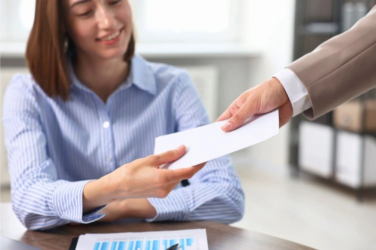 Femme recevant une enveloppe