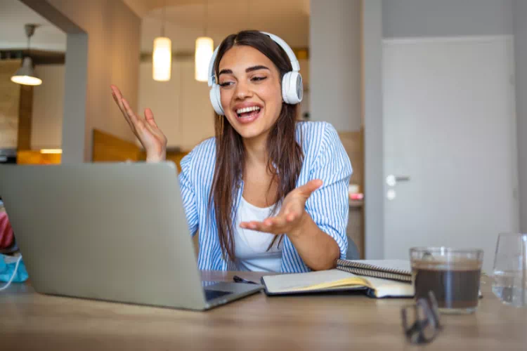 Personne contente de pouvoir suivre des cours en ligne