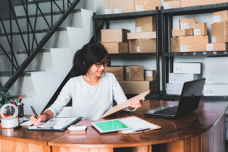 Femme en plein travail