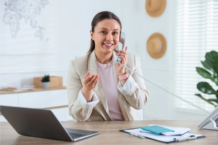 Femme dans son bureau au téléphone