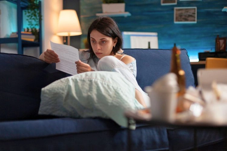 Femme en arrêt maladie pendant son préavis