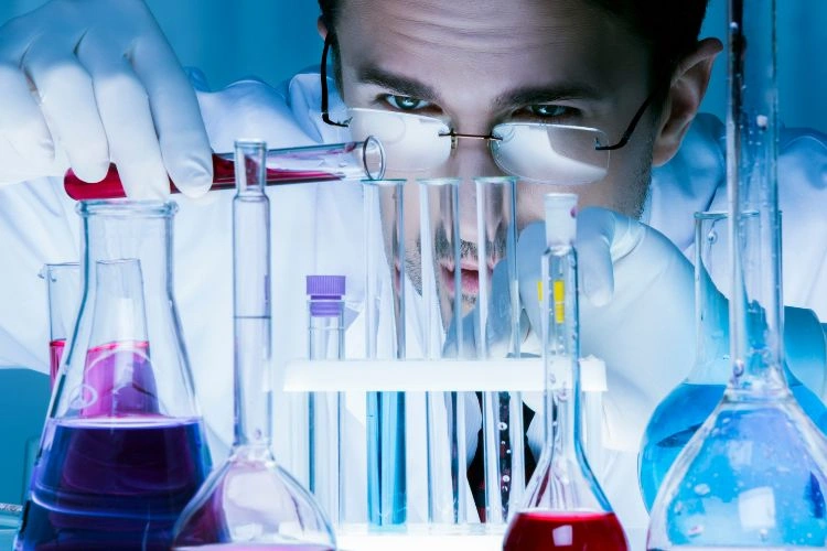 Chimiste en plein travail