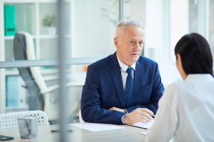 Homme en entretien avec une femme
