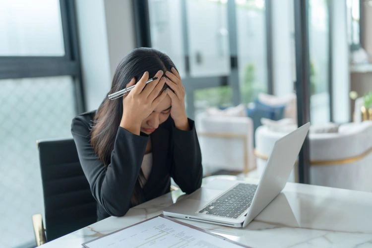 Femme en dépression au travail