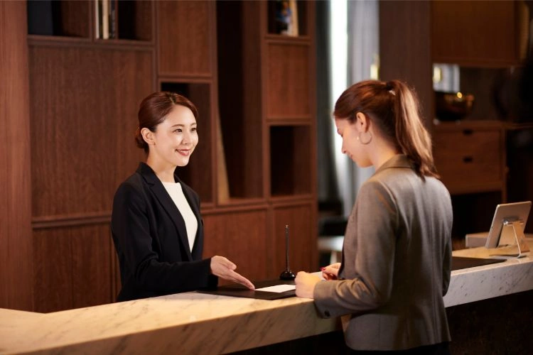 Femme testeur de vacances à la réception d'un hôtel