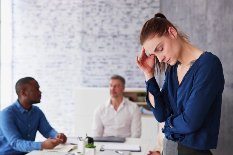 Femme perturbée au travail