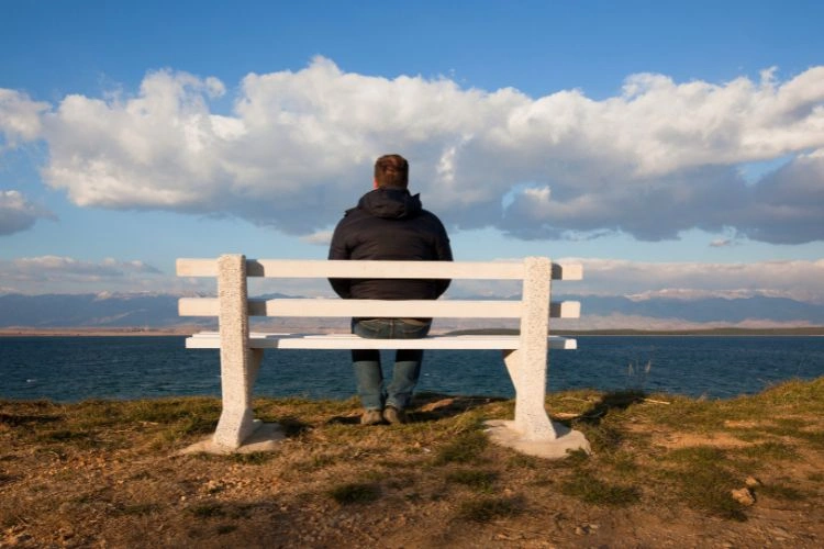 Homme seul en vacance