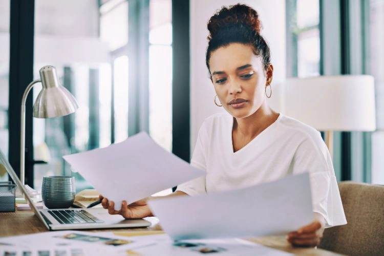 Femme vérifiant des documents