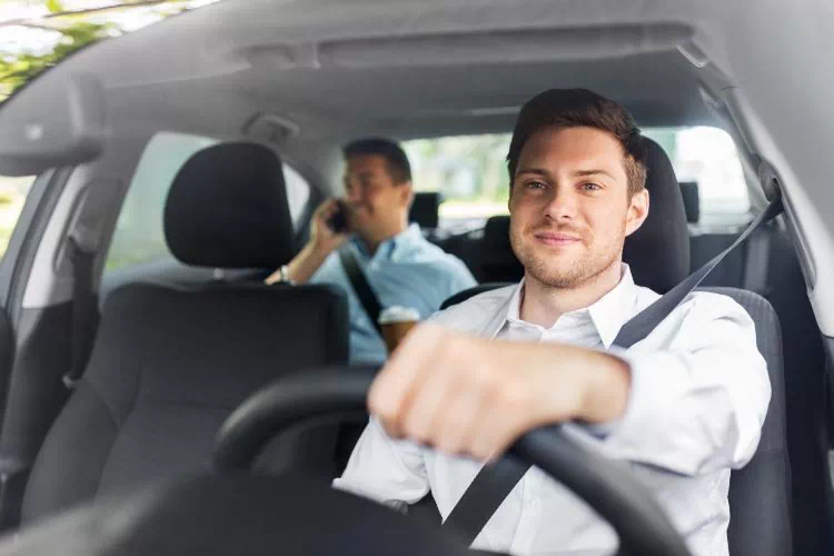 Chauffeur VTC effectuant une course