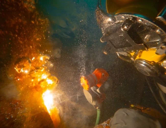Gros plan d'un soudage sous l'eau
