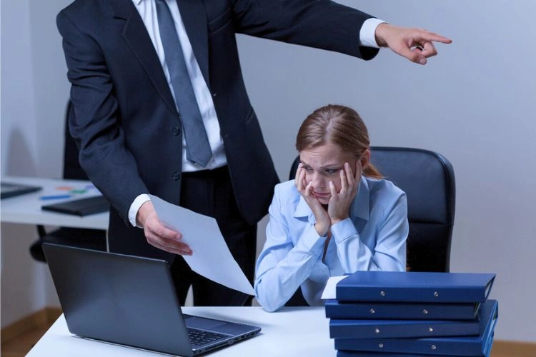 Femme faisant face à un harcèlement moral