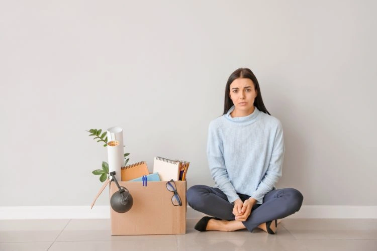 Personne à côté de ses affaires de bureau