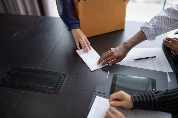 Personne remettant sa lettre de démission
