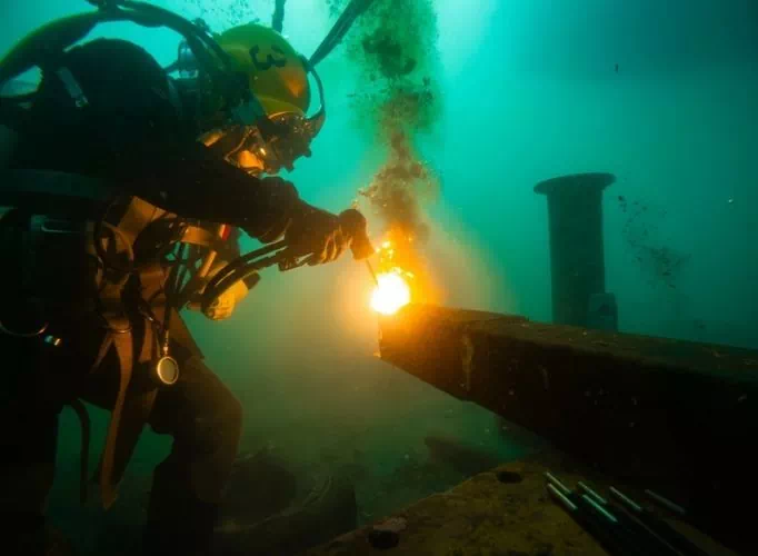 Soudeur plongeur faisant une soudure sous l'eau