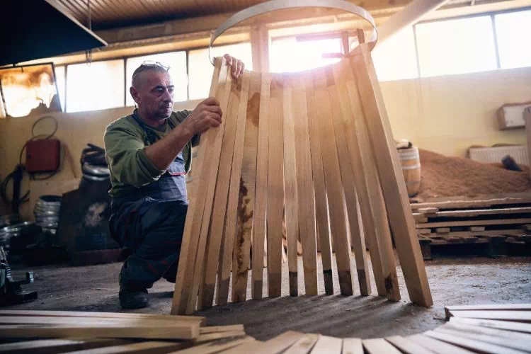 Tonnelier fabricant un tonneau