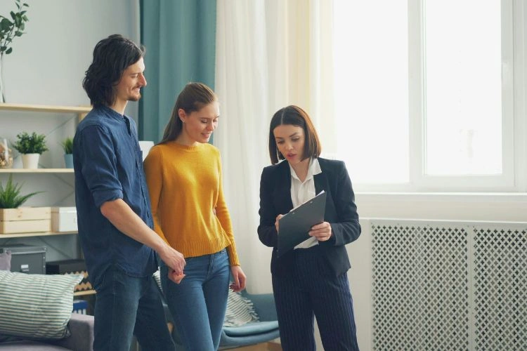 Agent immobilière en pleine visite