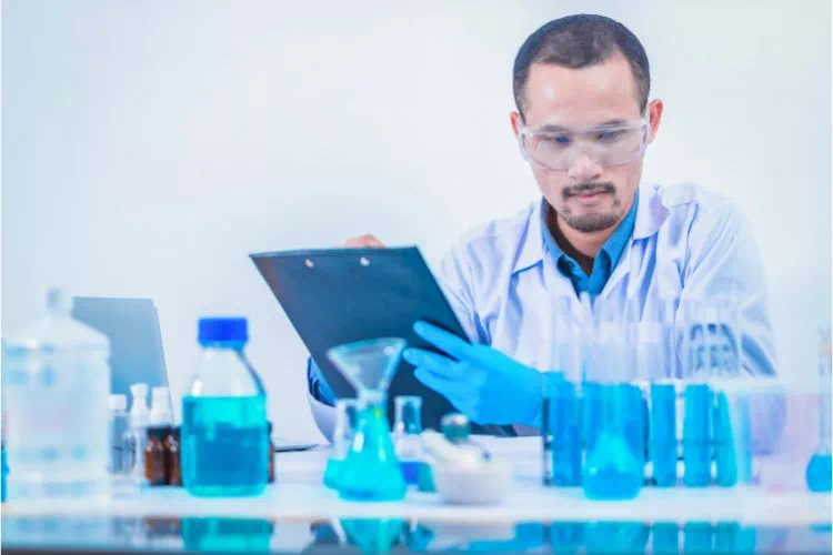 Chercheur en chimie