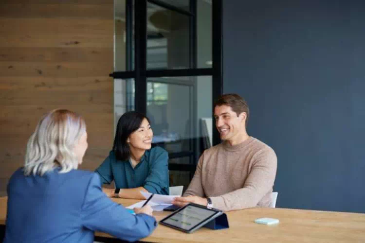 Couple recevant des conseils d'une expert-comptable